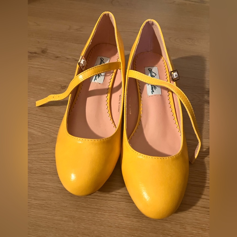 5 girls or 6.5 womens yellow vintage style mary janes